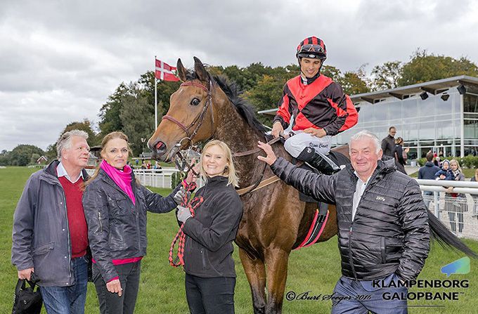Call Of Duty og jockey Elione Chaves i vindercirklen efter sejr i Tortue Efterårshandicap lørdag den 8. oktober 2016. Fra venstre Ole Henrik Sørensen,
Kirsten Juncher, Charlotte Berland Larsen, Elione Chaves og Bent Olsen tager imod Call Of Duty. Foto Burt Seeger Call Of Duty og jockey Elione Chaves i vindercirklen efter sejr i Tortue Efterårshandicap lørdag den 8. oktober 2016. Fra venstre Ole Henrik Sørensen,
Kirsten Juncher, Charlotte Berland Larsen, Elione Chaves og Bent Olsen tager imod Call Of Duty. Foto Burt Seeger
