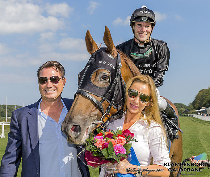 Ejere Alice Weiste og John Christensen tager imod De Fem Stjerner og jockey Oliver Wilson Ejere Alice Weiste og John Christensen
tager imod De Fem Stjerner og jockey Oliver Wilson