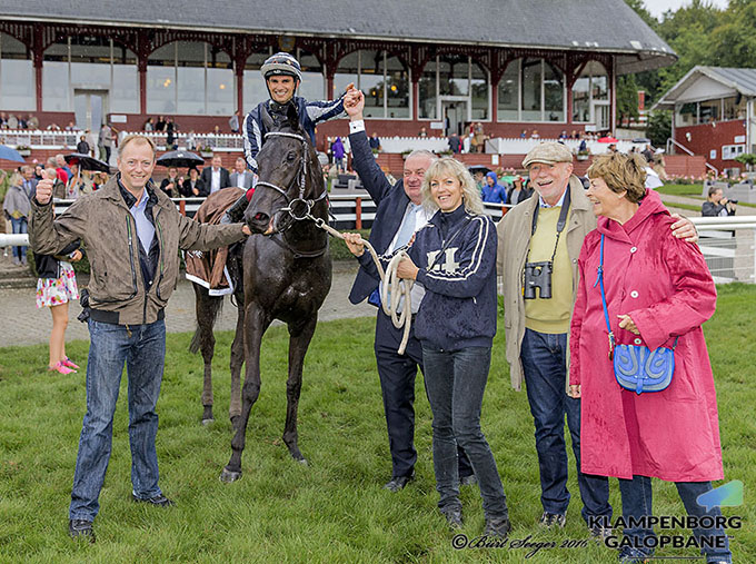 Familien Haugaard tager imod Elektra Art som vinder af Dansk Oaks 2016. Foto Burt Seeger Familien Haugaard tager imod Elektra Art som vinder
af Dansk Oaks 2016. Foto Burt Seeger