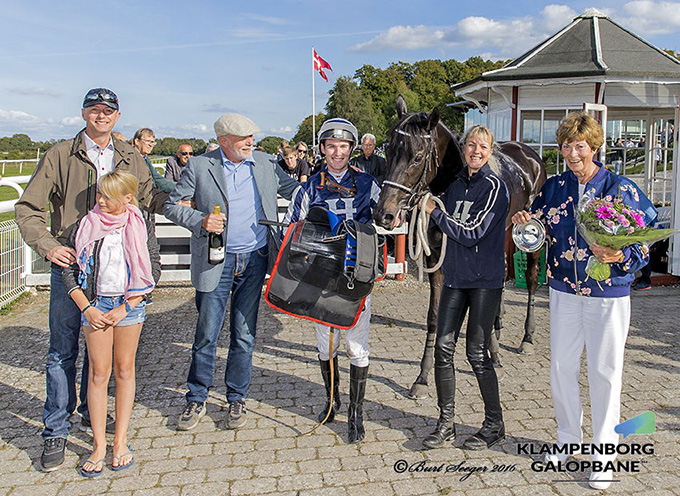 En stolt familien Haugaard ses her for tredje gang med Elektra Art (IRE) i vindercirklen i 2016. Jockey Oliver Wilson red et fremragende løb. Foto Burt Seeger En stolt familien Haugaard ses her for tredje gang med Elektra Art (IRE) i vindercirklen i 2016.
Jockey Oliver Wilson red et fremragende løb. Foto Burt Seeger