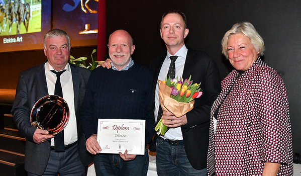 Elektra Art (IRE), ejet af Jens Haugaard, blev Årets 3-årige Hest. Foto Lasse Jespersen. foto Lasse Jespersen Elektra Art (IRE), ejet af Jens Haugaard, blev Årets 3-årige Hest. Foto Lasse Jespersen