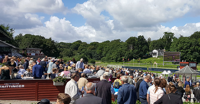 Klampenborg Galopbane, Dansk Derbydag 6. aug. 2017, med et vue ud over publikumsarealet. Foto Styles-OK Klampenborg Galopbane, Dansk Derbydag 6. aug. 2017, med et vue ud over publikumsarealet. Foto Styles-OK