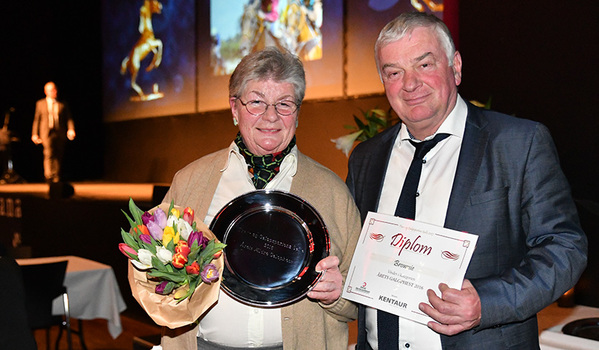 Lone Kaj-Nielsen, ejer af Brownie (FR),
modtager her diplomet for Brownie (FR) som årets Ældre Hest. Foto Lasse Jespersen. Lone Kaj-Nielsen, ejer af Brownie (FR),
modtager her diplomet for Brownie (FR) som årets Ældre Hest. Foto Lasse Jespersen