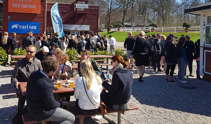 Trængsel foran spille- og madboderne. Foto Styles-OK Trængsel foran spille- og madboderne. Foto Styles-OK