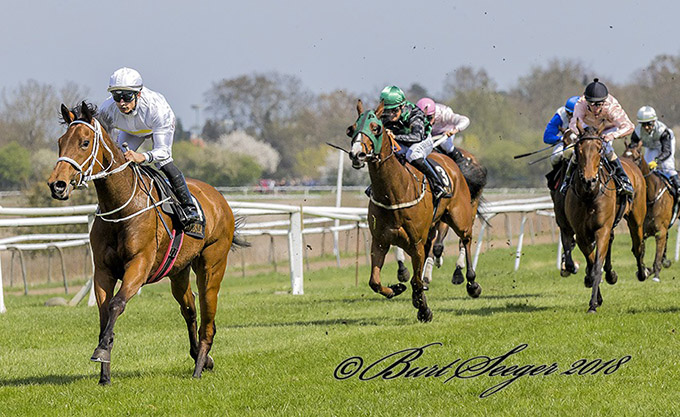 Lucy Liu sejrer i sin først start i 2018, Klampenborg Galopbane 29. april 2018. Foto Burt Seeger Lucy Liu sejrer i sin først start i 2018, Klampenborg Galopbane 29. april 2018. Foto Burt Seeger