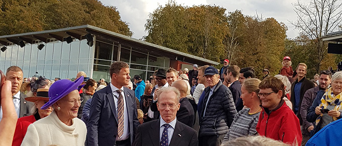 Dronningen blev modtaget af Nick Elsass, formand for Dansk Galop. Foto Ole Henrik Sørensen Dronningen blev modtaget af Nick Elsass, formand for Dansk Galop. Foto Ole Henrik Sørensen