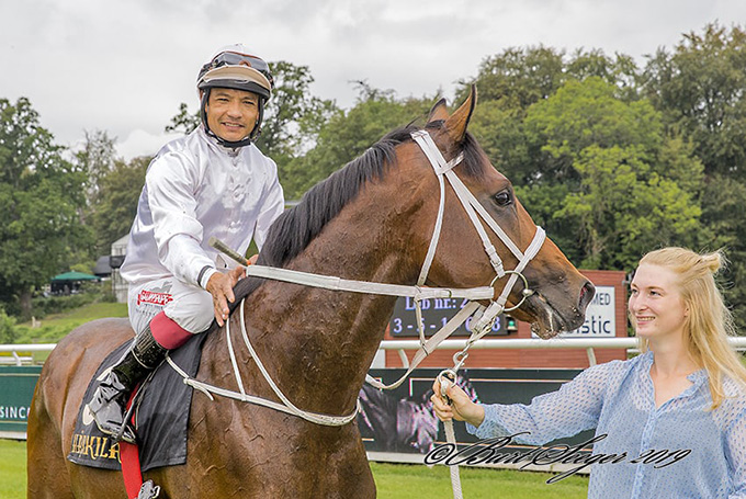 2-årige Laban, ejet af Ingelise og Tony Saunders, indtager vindercirklen 1. sep. 2019 sammen med rytteren, jockey Carlos Lopez. Foto Burt Seeger 2-årige Laban, ejet af Ingelise og Tony Saunders, indtager vindercirklen 1. sep. 2019 sammen med rytteren, jockey Carlos Lopez. Foto Burt Seeger