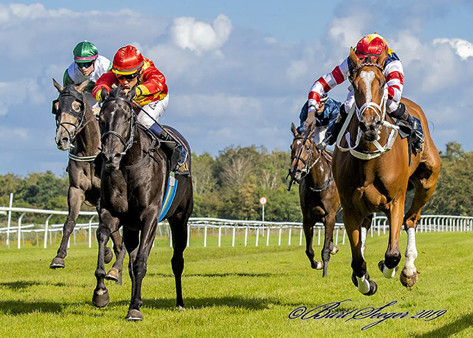 Meringue (IRE) med jockey Carlos Lopez på vej mod sejr i Typoconsult -3-Års Løb. Foto Burt Seeger Meringue (IRE) med jockey Carlos Lopez på vej mod sejr i Typoconsult -3-Års Løb. Foto Burt Seeger