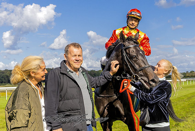 Frank Hansen fra Oluf I. Jensens Gaard ApS kan for anden gang indenfor kort tid tage imod Meringue (IRE), igen med jockey Carlos Lopez i sadlen. Foto Burt Seeger Frank Hansen fra Oluf I. Jensens Gaard ApS
kan for anden gang indenfor kort tid tage imod Meringue (IRE), igen med jockey Carlos Lopez i sadlen. Foto Burt Seeger