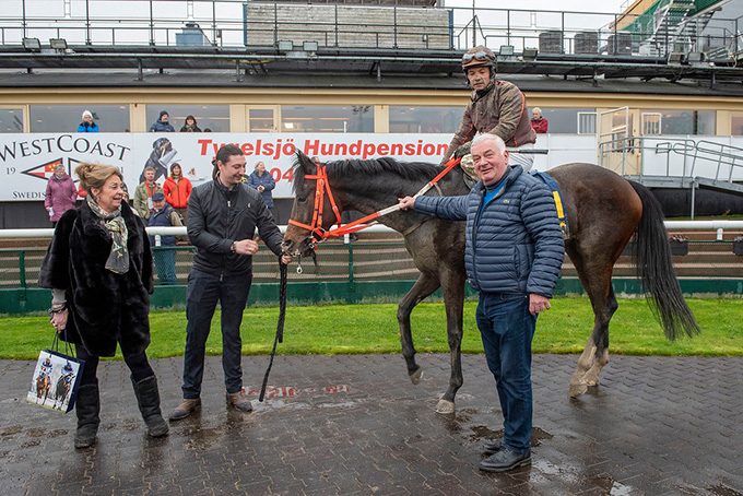 Laila Jeppesen og Marc Elsborg fra Kjeldsbjerggaard tager imod Miintaka, jockey
Carlos Lopes og træner Bent Olsen på Jägersro 20. nov., 2019. Foto Stefan Olsson, Svenskt Galopp.