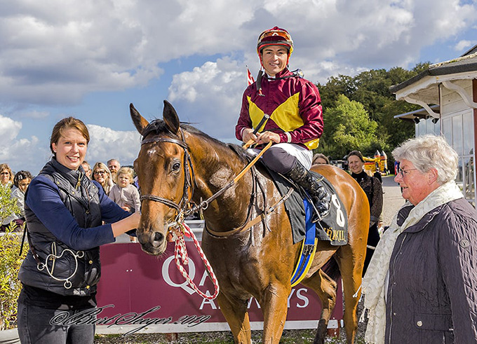 Ejer af New Target, Lone Kaj-Nielsen, på vej ind i vindercirklen for at modtage hæder og ære, mens jockey Manuel Martinez og
Susanne Springer ser storsmilende til. Foto Burt Seeger Ejer af New Target, Lone Kaj-Nielsen,
på vej ind i vindercirklen for at modtage hæder og ære, mens jockey Manuel Martinez og Susanne Springer ser storsmilende til. Foto Burt Seeger