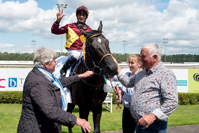 Ejer Lone Kaj-Nielsen og træneren tager imod No Comment og jockey Elione Chaves i vindercirklen, Jägersro, søndag den 9. maj. Foto Stefan Olsson, Svenskt Galopp Ejer Lone Kaj-Nielsen og træneren tager imod No Comment og jockey Elione Chaves i vindercirklen, Jägersro, søndag den 9. maj. Foto Stefan Olsson, Svenskt Galopp