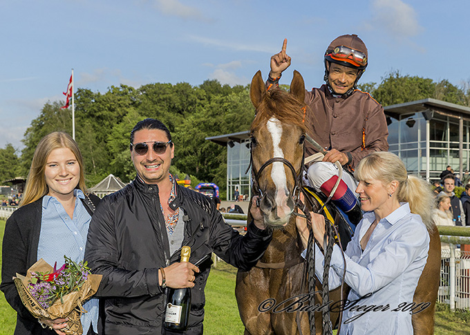 Prince Charming og jockey Carlos Lopez poserer for fotografen Burt Seeger sammen med Kia og Marc Elsborg samt træneren. Prince Charming og jockey Carlos Lopez poserer for fotografen Burt Seeger sammen med Kia og Marc Elsborg samt træneren.