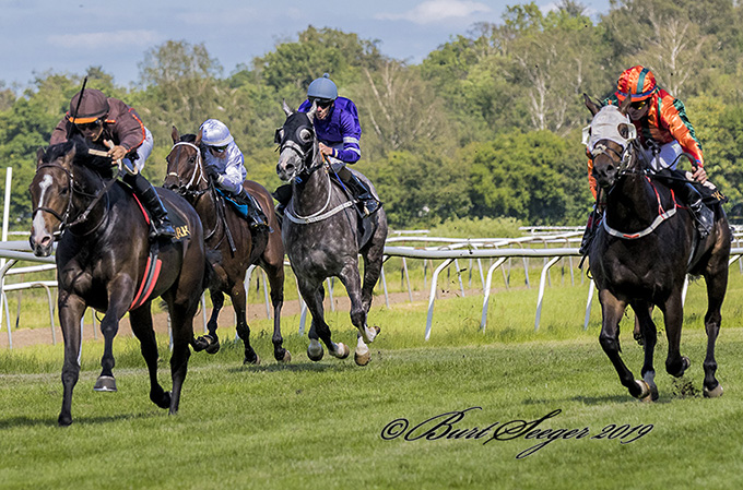 Prinsesse Kia (GB) med jockey Elione Chaves aflægger maidentitlen, Klampenborg den 22. juni 2019. Foto Burt Seeger Prinsesse Kia (GB) med jockey Elione Chaves aflægger maidentitlen, Klampenborg den 22. juni 2019. Foto Burt Seeger