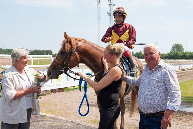 Ejer Lone Kaj-Nielsen med træner Bent Olsenmodtager Red Cactus og jockey Carlos Lopez i vindercirklen
efter total dominans i svenskt derby trial, Jägersro 26. juni 2019. Foto Stefan Olsson, Svenskt Galopp Ejer Lone Kaj-Nielsen med træner Bent Olsenmodtager Red Cactus og jockey Carlos Lopez i vindercirklen
efter total dominans i svenskt derby trial, Jägersro 26. juni 2019. Foto Stefan Olsson, Svenskt Galopp
