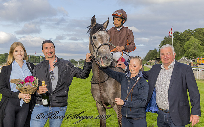 Kia og Marc Elsborg tager imod Silverstone og jockey Carlos Lopez som vinder af 3 års løb sammen med træneren. Foto Burt Seeger Kia og Marc Elsborg tager imod Silverstone og jockey Carlos Lopez som vinder af 3 års løb sammen med træneren. Foto Burt Seeger