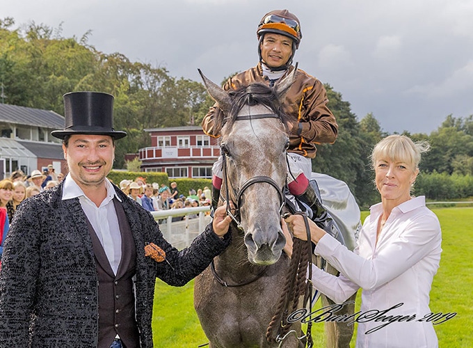 På billedet ses Marc Elsborg fra Kjeldsbjergaard ApS sammen med Christel Preuthun fra Bent Olsen, som modtager vinderen af Dansk Oaks 2019, Silverstone, med jockey Carlos Lopez på ryggen. Foto Burt Seeger På billedet ses Marc Elsborg fra Kjeldsbjergaard ApS sammen med Christel Preuthun fra Bent Olsen, som modtager vinderen af
Dansk Oaks 2019, Silverstone, med jockey Carlos Lopez på ryggen. Foto Burt Seeger