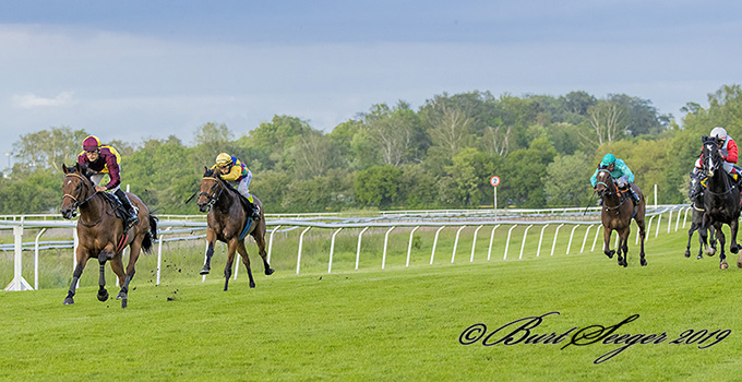 Talisman med jockey Elione Chaves i front med mange længders føring, lørdag den 1. juni 2019, Klampenborg. Til højre i billedet ses Hongkong Honcho i Stald Klampenborgs rød hvide farver. Foto Burt Seeger Talisman med jockey Elione Chaves i front med mange længders føring, lørdag den 1. juni 2019, Klampenborg. Til højre i billedet ses Hongkong Honcho i Stald Klampenborgs rød hvide farver. Foto Burt Seeger