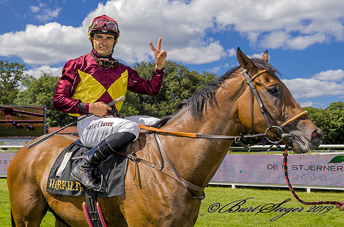 Jockey Elione Chaves med Talisman (FR) efter hestens tredje sejr i 2019. Foto Burt Seeger Jockey Elione Chaves med Talisman (FR) efter hestens tredje sejr i 2019. Foto Burt Seeger