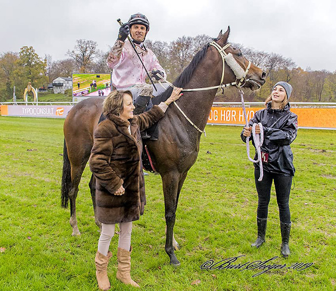 Ejer Beatrice Marsing tager imod Wonder Why og jockey Elione Chaves efter hestens maidensejr 2. nov., Klampenborg. Foto Burt Seeger Ejer Beatrice Marsing tager imod Wonder Why og jockey Elione Chaves efter hestens maidensejr 2. nov., Klampenborg. Foto Burt Seeger