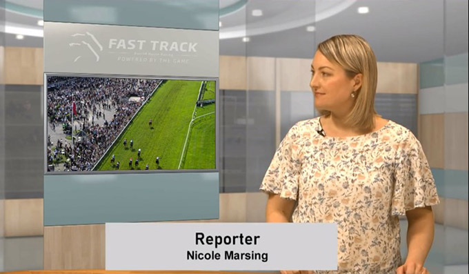 Sportskanalen Fast Track med studievært Nicole Marsing står bag
årets virtuelle Staldrundgang 2020 med staldinterviews hos Klampenborg trænerne Helle Christensen, Inge Merete Dejgaard, Søren Jensen og Bent Olsen. Foto Fast Track TV Sportskanalen Fast Track med studievært Nicole Marsing står bag
årets virtuelle Staldrundgang 2020 med staldinterviews hos Klampenborg trænerne Helle Christensen, Inge Merete Dejgaard, Søren Jensen og Bent Olsen. Foto Fast Track TV