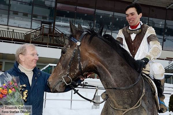 Marcos i vindercirklen med den svenske træner Claes Björling,
som var yderst ’nøjd’ med Marcos indsats. Foto: Stefan Olsson, Svensk Galopp Marcos i vindercirklen med den svenske træner
Claes Björling, som var yderst ’nøjd’ med Marcos indsats