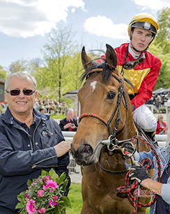 Stall Cambre med Lasse Sjönull i vindercirklen med Hoku