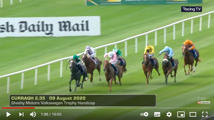 Revolutme (IRE), i front (grøn), sejrer på Curragh, Irland, 9. aug. 2020. Foto screendump, Racing TV