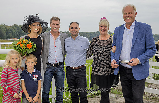 Ejerkredsen bag Manacor svenske Rolenca, Akinita Group og Pal Management, modtager
	for fjerde gang hesten i vindercirklen