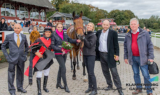 Fra venstre: jockey Elione Chaves, Kirsten, 
Charlotte, Torsten og Ole i vindercirklen med Call Of Duty 8. okt. 2016
