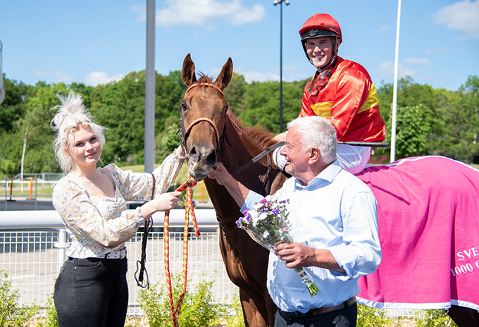 My Vision, vinder af Svenskt 1000 Guineas,  med jockey Oliver Wilson og Bent Olsen i vindercirklen på Bro Park, 13. juni 2021 Foto Elina Björklund / Svensk Galopp