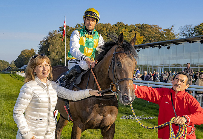 Irina Skjødt tager imod sin hest, Send Me An Angel,  redet til sejr af jockey Elione Chaves, lørdag den 9. okt., Klampenborg. Foto Burt Seeger