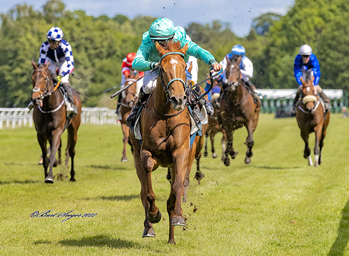 3-årige My Ladybug med jockey Marcos Robaldopå vej mod maidensejr , Klampenborg, lørdag den 28. maj 2022. Foto Burt Seeger