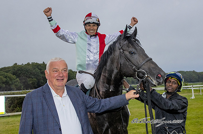 Jockey Marcos Robaldo har al mulig grund til at triumfere efter tre dagssejre på Klampenborg lørdag den 23. juli. Her ses han med 3-årige Onyx efter sejr i Novis løb. Foto Burt Seeger 