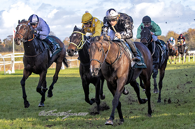 Send Me An Angel, redet af jockey Elione Chaves, på vej mod sin femte sejr i karrieren, her på Klampenborg, den 5. nov. 2022. Foto Burt Seeger