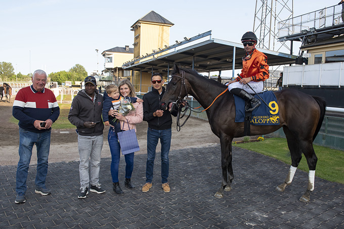 Billy's Joy (GB) og jockey Elione Chaves i vindercirklen med hestens faste makker William Segovia. Foto Stefan Olsson, Svensk Galopp