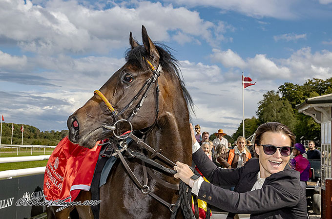 Christina Pedersen tog imod Brigadier og jockey Elione Chaves efter hestens sejr i Dansk Galop Auktionsløb 2023. Foto Burt Seeger
