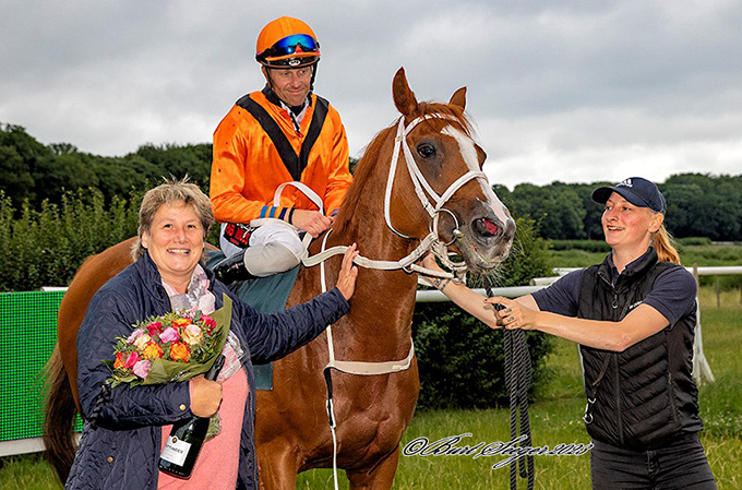 Miss Twenty (DEN) og jockey Nicolaj Stott bliver modtaget af Gitte Friis efter endnu et flot ridt på Klampenborg 1. juli 2023. Foto Burt Seeger