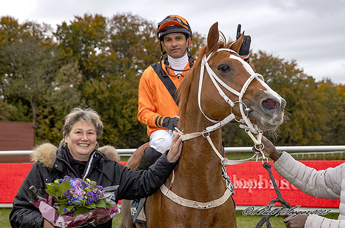 Et smukt triumvirat bestående af 5-årige Miss Twenty, ejer Gitte Friis og jockey Elione Chaves, lørdag 28 okt., 2023. Foto Burt Seeger