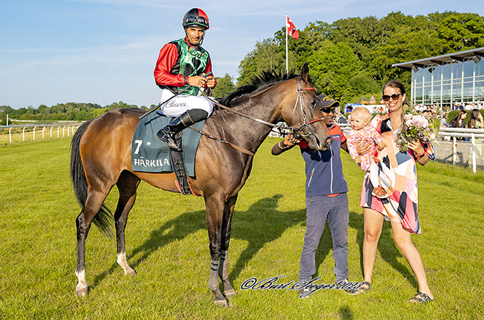 Susanne Springer og lille Vilma Sofie tager imod Misszou (SWE) og jockey Elione Chaves efter hestens sejr 9. juni 2023. Foto Burt Seeger