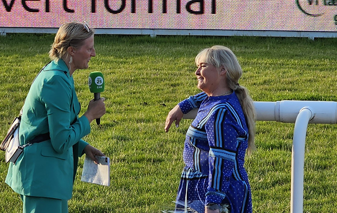 På billedet ses Tine Hansen under et interview efter sejr med She Is On Fire (SWE) 
	fredag den 14. juli 2023. Foto Stald Bent Olsen
