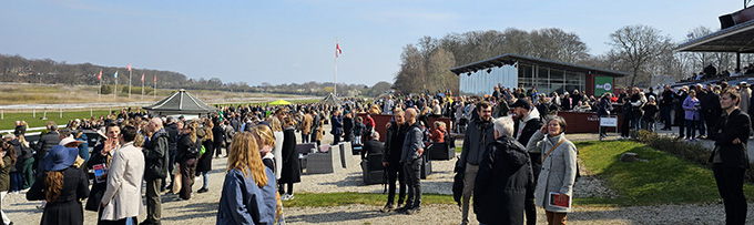 Klampenborg Galopbane kunne glæde sig over et rekordstort antal publikummer på årets første løbsdag, lørdag den 15. april, 2023. foto ole henrik sørensen