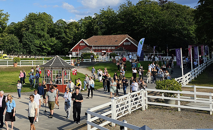En lind strøm af publikummer på vej til væddeløb en sommeraften på Klampenborg Galopbane 14. juli 2023, inviteret af De 5 Stjerner A/S. Foto Stald Bent Olsen