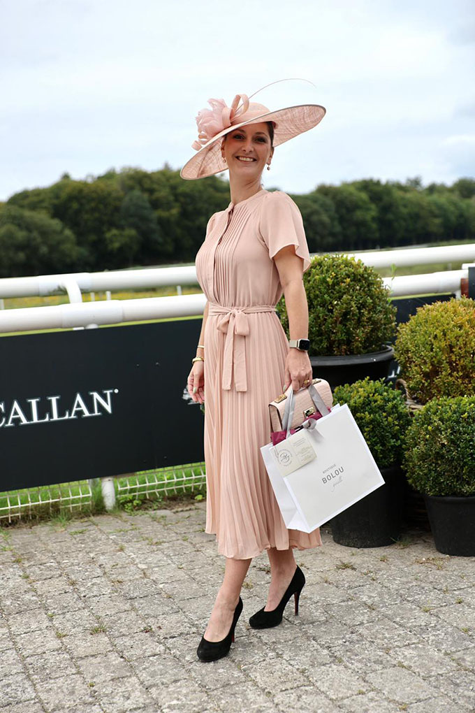 Kirstine Louise Juncher, dagligt kaldet Stine,
	vinder i konkurrencen Best dressed with a hat, sponsoreret af Boutique Bolou. 