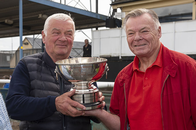 Bent Olsen får overrakt Stig Holms vandrepokal af Christian Holm. Foto Stefan Olsson, Svensk Galopp