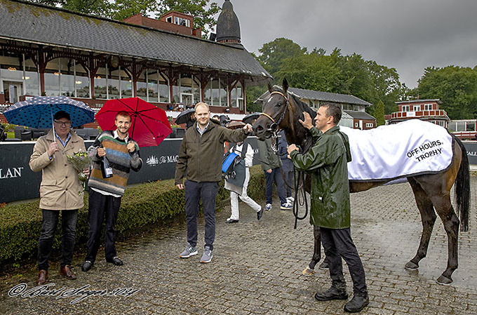 Amicone (IRE) i vindercirklen med Rasmus Olsen og repræsentanter fra Off Hours Trophy. Foto Burt Seeger