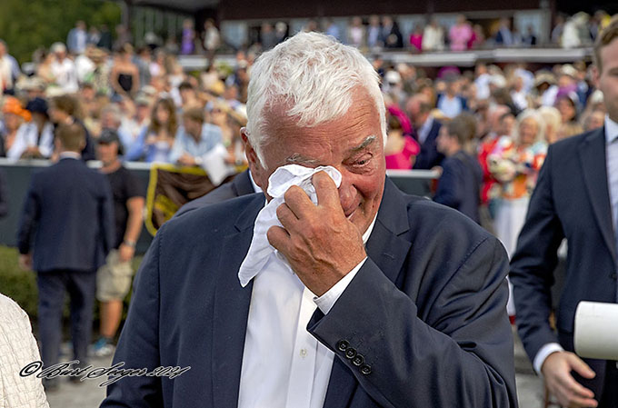 Bent Olsen blev ikke skånet for fotograf Burt Seegers linse, da han 
	blev fanget i et storladent følelsesøjeblik i vindercirklen efter hans sejr med Brigadier i dansk derby 2024. Foto Burt Seeger