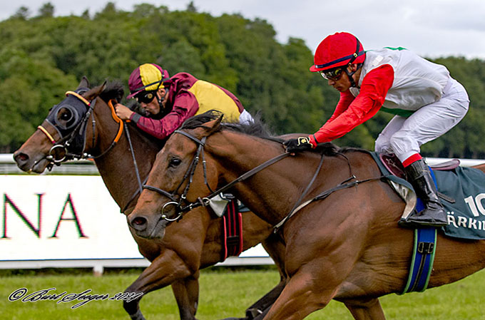 Big Bastian (USA) med jockey Elione Chaves med maidensejr 7. juni 2024. Foto Burt Seeger