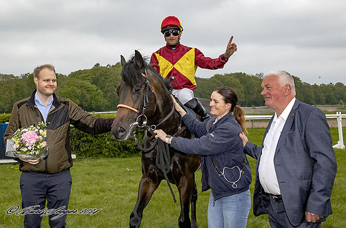 Brigadier med jockey Elione Chaves efter endnu en succes, nu med sejr i Guineas Trial. På billedet ses hestens 
daglige træner Christina Pedersen og  fru Lone Kajs repræsentant Peter Leth Keller og træner Olsen. Foto Burt Seeger