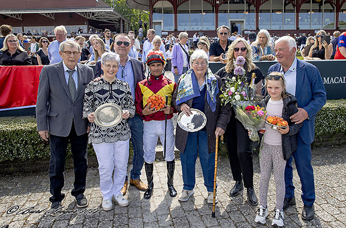 Holdet bag Brigadiers succes med klassisk sejr i Dansk 2000 Guineas, ejer Lone Kaj-Nielsen, jockey Elione Chaves, opdrætter Stutteri Hjortebo og  
	træner Bent Olsen, taget på kornet af fotograf Burt Seeger, Klampenborg den 25. maj 2024.